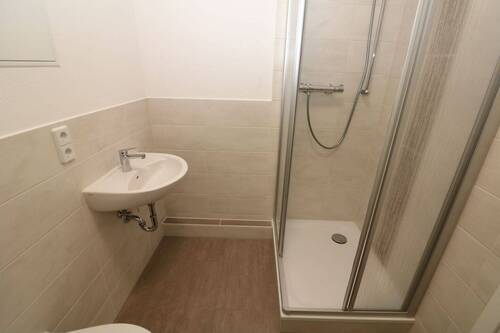 Bad mit Dusche - Willst du mit mir duschen gehen...? Moderne 3-RW mit Dusche u. Balkon!!!