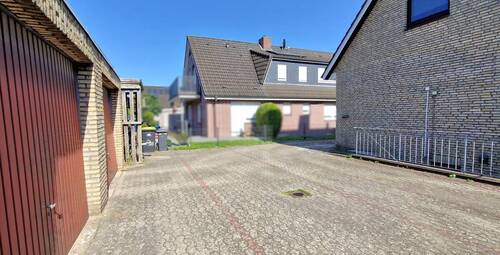 Hinterhof und Garagen - 