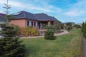 Garten mit Terrasse - Hochwertiger 4-Zimmer-Bungalow mit 2 Garagen auf großem Grundstück in Röbel (Müritz)