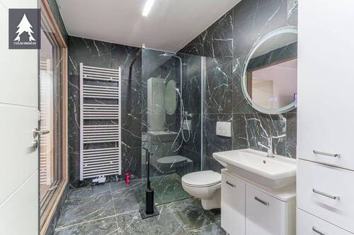 Bad mit Dusche und Wanne - 