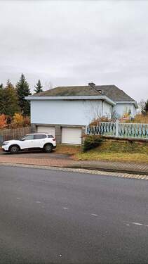 Garage mit Zufahrt.jpg - 6 Zimmer Einfamilienhaus in Werdau
