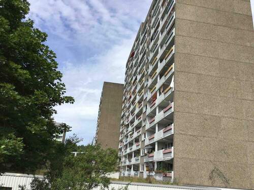 Rückansicht der Wohnhäuser mit Balkonen - 3 Zimmer Etagenwohnung in Darmstadt