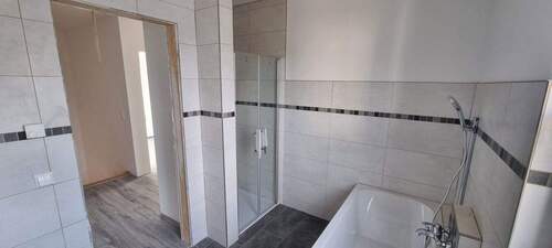 Vollbad mit Dusche - 