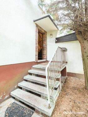 Hauseingang - 7 Zimmer Mehrfamilienhaus, Wohnhaus zum Kaufen in Kalchreuth