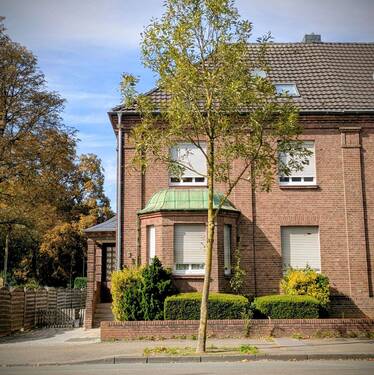 Doppelhaushälfte - Doppelhaushälfte mit Garten und zwei Garagen - Citylage