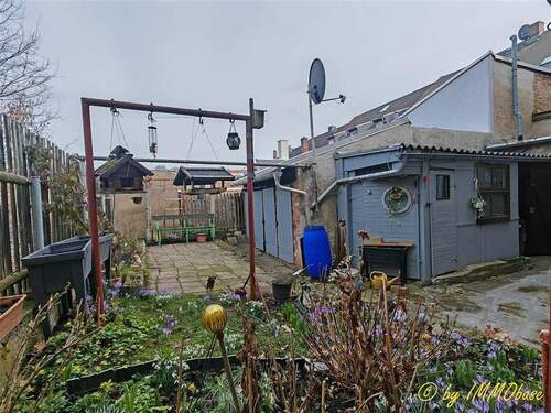 Innenhof mit kleinem Garten und Freisitz - 