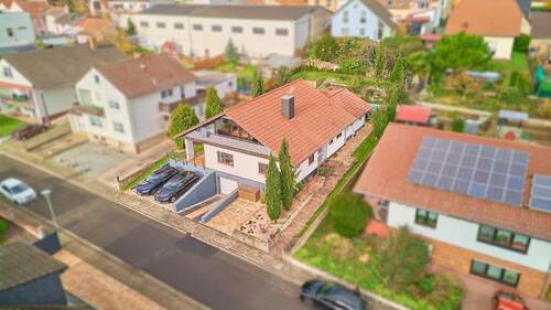 Haus - Drohne - Modernisiertes Wohnen & Arbeiten unter einem Dach - Vielseitiges Ein-Zweifamilienhaus mit Bürooption in Kindenheim