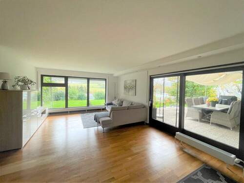 Wohnen mit Blick auf die Terrasse - Seltene Gelegenheit 5 12 Zimmerwohnung inkl. Terrasse & Garten sowie TG Stellplatz in guter Lage