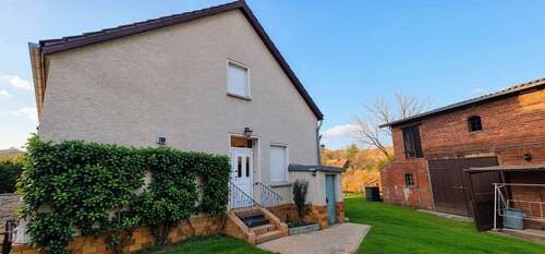 Hausansicht - (KI generiert) - Einfamilienhaus mit wunderschönen Garten und Scheune