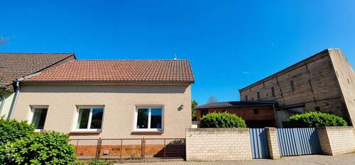 Grundstücksansicht Strassenseite - (KI generiert) - 5 Zimmer Einfamilienhaus zum Kaufen in Schönwalde-Glien