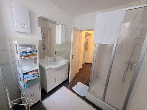 Badezimmer.jpg - Mehrfamilienhaus, Wohnhaus in Bad Driburg zum Kaufen