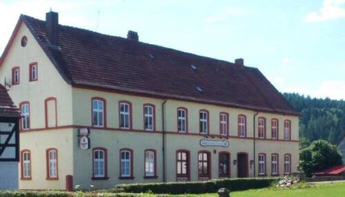 Hauptgebäude an der B 278 - Hilders-OT • 12 FremdenzimmerGastrobereich + sep. Gebäude f. Familienfeiern + Einfamilienhaus