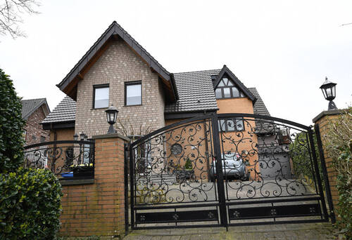 Hausansicht Vorderseite - 6 Zimmer Einfamilienhaus zur Miete in Neuss