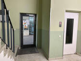 Treppenhaus mit Aufzug - 