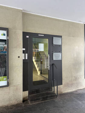 Haustür - 2 Zimmer Etagenwohnung in Wiesbaden