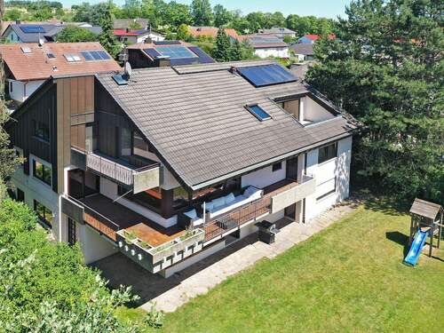 Hausansicht aus der Vogelperspektive vom Garten aus - 8 Zimmer Einfamilienhaus zum Kaufen in Tiefenbronn