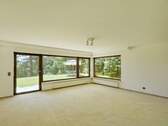 Riesiges Wohnzimmer im Gartengeschoss mit schöner Terrasse und Fensterfront zum Garten - 