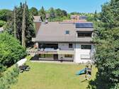 Hausansicht mit schön angelegtem Garten - 