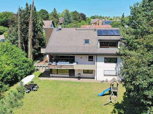 Hausansicht mit schön angelegtem Garten - 