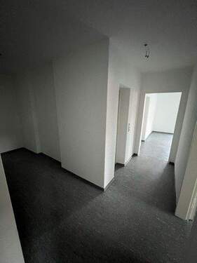 Eingangsbereich mit Zugang zu allen Zimmern der Wohnung.jpg - Helle 4-Zimmer Wohnung mit Balkon zu vermieten