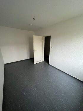 Zimmer mit Fenster.jpg - 4 Zimmer Etagenwohnung zur Miete in Stadtallendorf