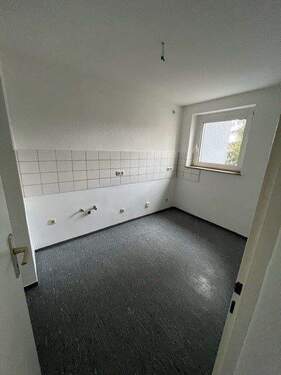 Küche mit Fenster und weißem Fliesenspiegel.jpg - 4 Zimmer Etagenwohnung in Stadtallendorf