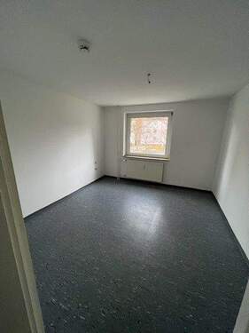 Zimmer mit Fenster und Heizkörper.jpg - 