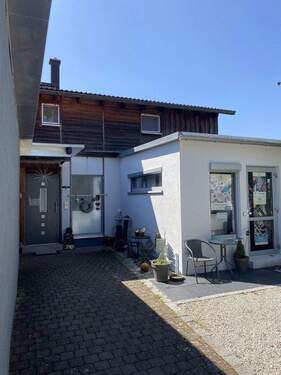 Haus - Eingang mit Anbau - Pultdach-Einfamilienhaus mit außergewöhnlichem Weitblick im schönen Zeil a.M.