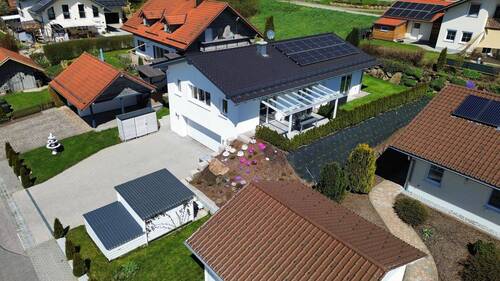 Luftaufnahme - Ihr Traum vom modernen, energieeffizienten Zuhause - Neuwertiges Einfamilienhaus in Böbrach