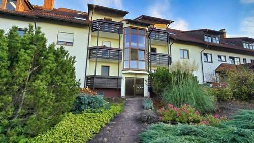 Zugang zum Haus - 4 Zimmer Dachgeschosswohnung in Langensteinbach