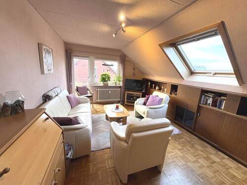 Wohnzimmer - Schöne 4-Zimmerwohnung mit 2 Garagen