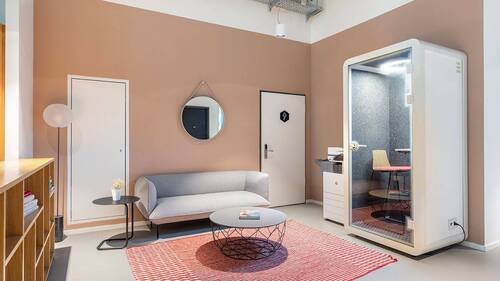 Sitzecke mit Telefonkabine - 