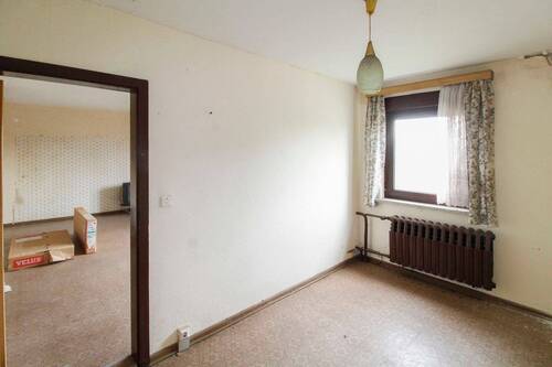 Arbeitszimmer mit Blick ins Wohnzimmer - 