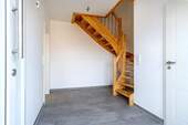 Flur und Treppe ins DG - 