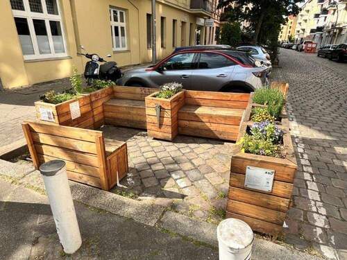 Sitzgruppe_Koburger Str - Charmante Wohnung mit Ausbaupotenzial im Dachgeschoß zur Maisonette im ruhigen Gartenhaus