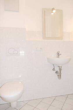 03-Gäste-WC - 6 Zimmer Etagenwohnung in Lenggries