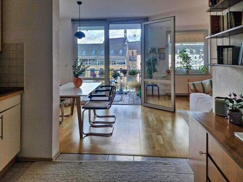 Essbereich mit Zugang zum Balkon - 