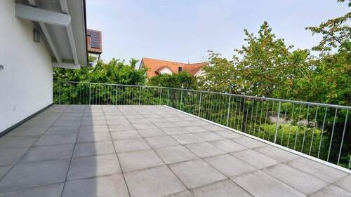 Große Sonnenterrasse - SONNENPLATZ IN RUHIGER LAGE MIT BLICK AUF DEN BODENSEE UND INS GRÜNE