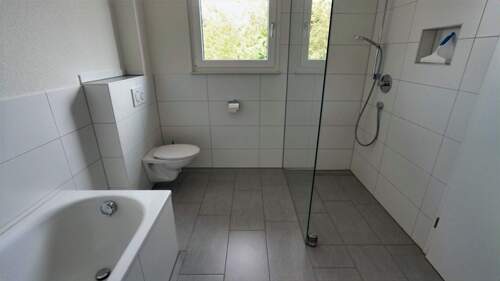 Tageslichtbad mit Wanne und Dusche - Etagenwohnung mit 107,00 m² in Immenstaad zur Miete