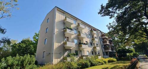 Hausansicht - Erstbezug nach umfassender Sanierung - Helle Familienwohnung in ruhiger Lage von Lankwitz