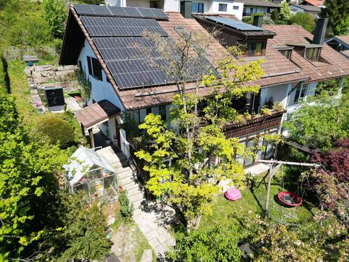 Luftbild - Wohntraum mit Weitblick: Exklusives Familiendomizil mit Einliegerwohnung in Ebersberger Hanglage