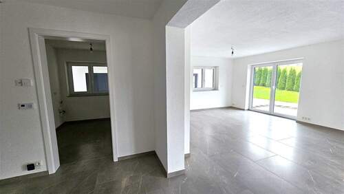 Blick vom Flur in den HA und WZ - 