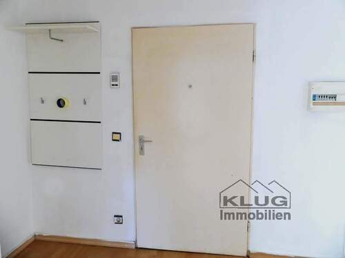 Diele mit Garderobe u. Wohnung - 
