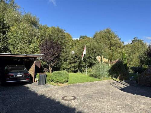 Hof mit Carport - 