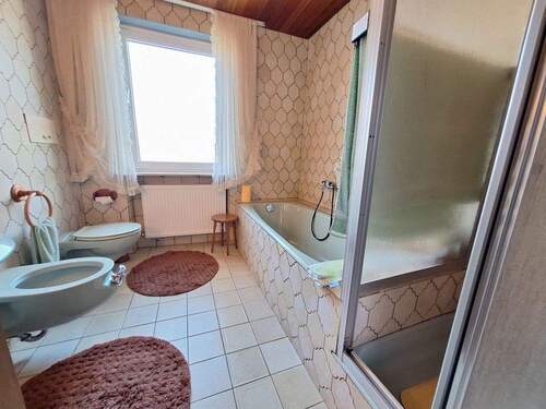 Badezimmer EG Bad und Dusche - 