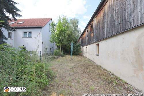 Grünfläche am Haus - 8 Zimmer Einfamilienhaus in Riesa