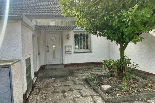 Hauseingang - 5 Zimmer Reihenmittelhaus zum Kaufen in Hannover