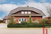 Außen - Gepflegtes Wohnhaus mit Doppelgarage auf einem Erbbaugrundstück in Lohne