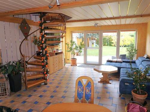 Wohnbereich im Wintergarten - 5 Zimmer Doppelhaushälfte in Nürnberg