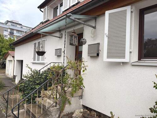 Außenansicht - Sowas gibt es nicht so oft... viel Platz, eigene Garage und Gartenanteil zum Kauf